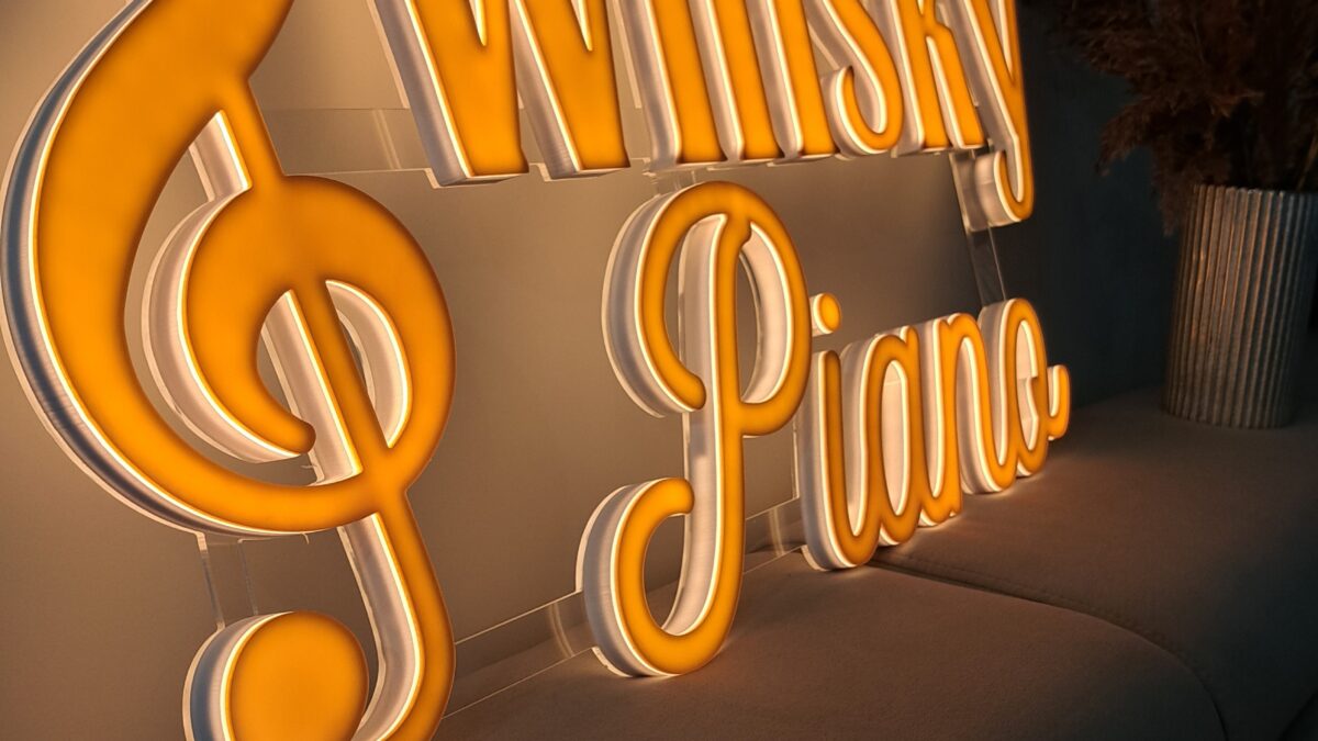 customowy Neon LED o treści "Whiskey Piano"