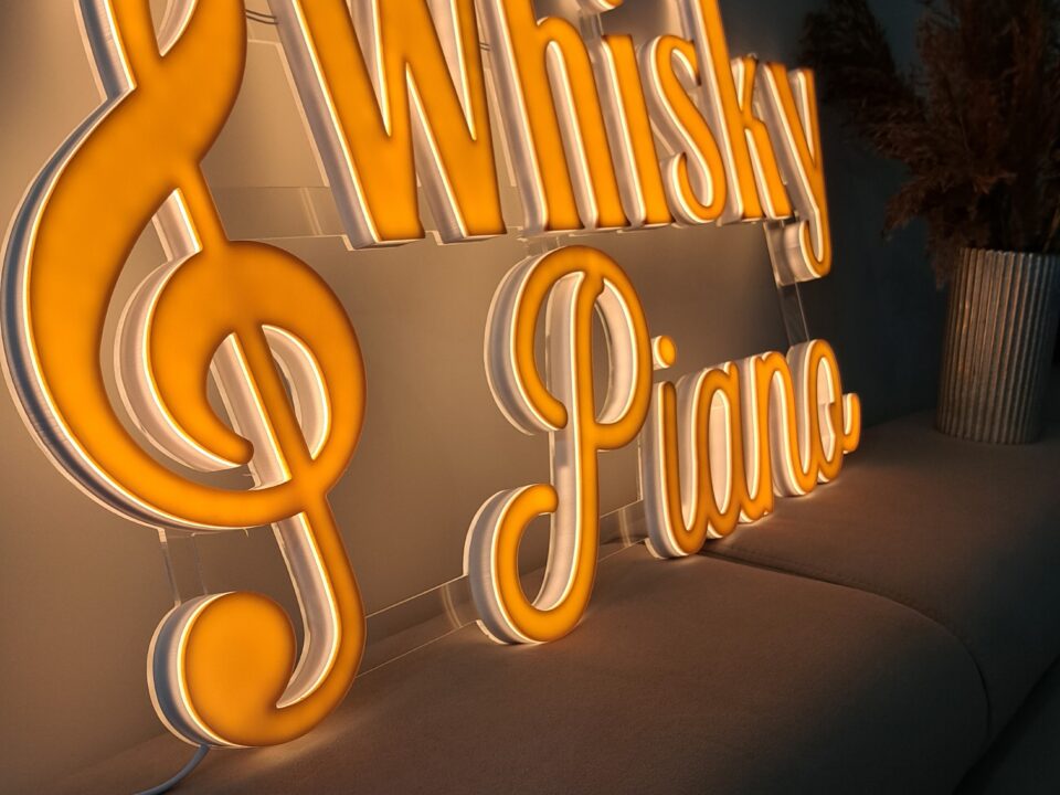 customowy Neon LED o treści "Whiskey Piano"