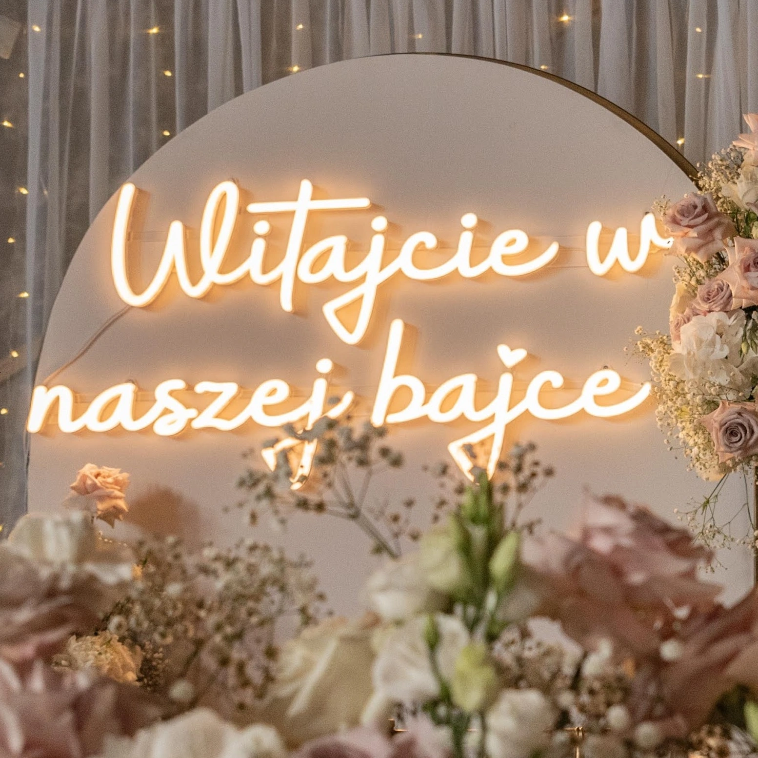 Neon LED o treści "Witajcie w naszej bajce" 6