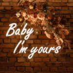 Neon LED o treści "Baby i'm yours" 2
