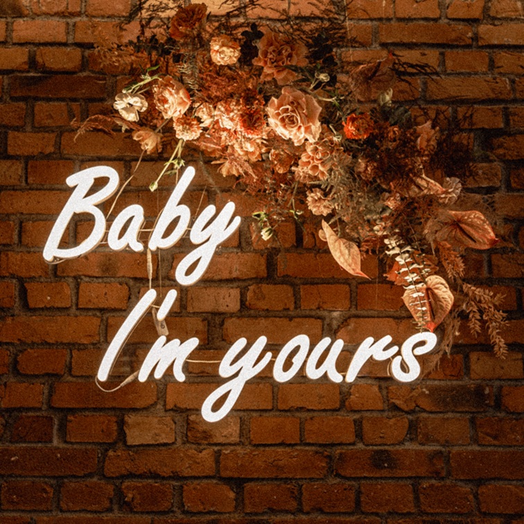 Neon LED o treści "Baby i'm yours" 2