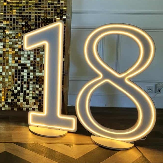 Neon LED o treści "18"