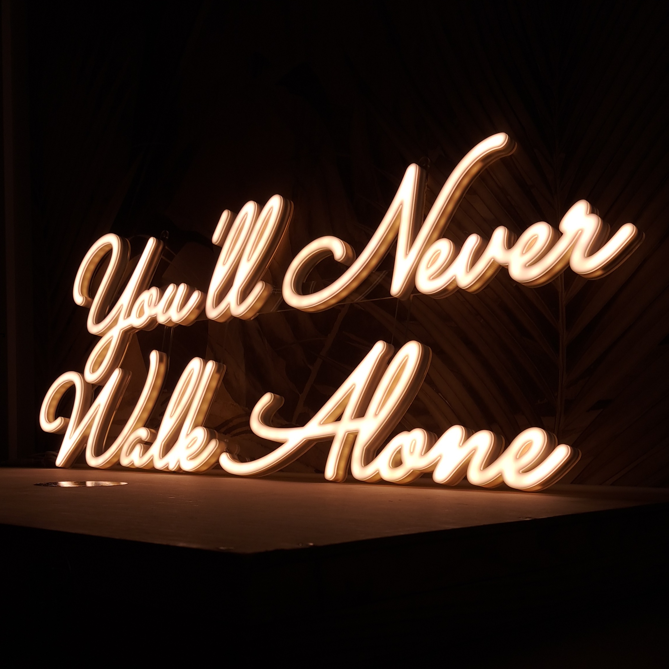 Neon LED o treści "You'll never Walk Alone" 2