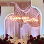 Neon LED o treści "Najlepsze dopiero przed nami" 2