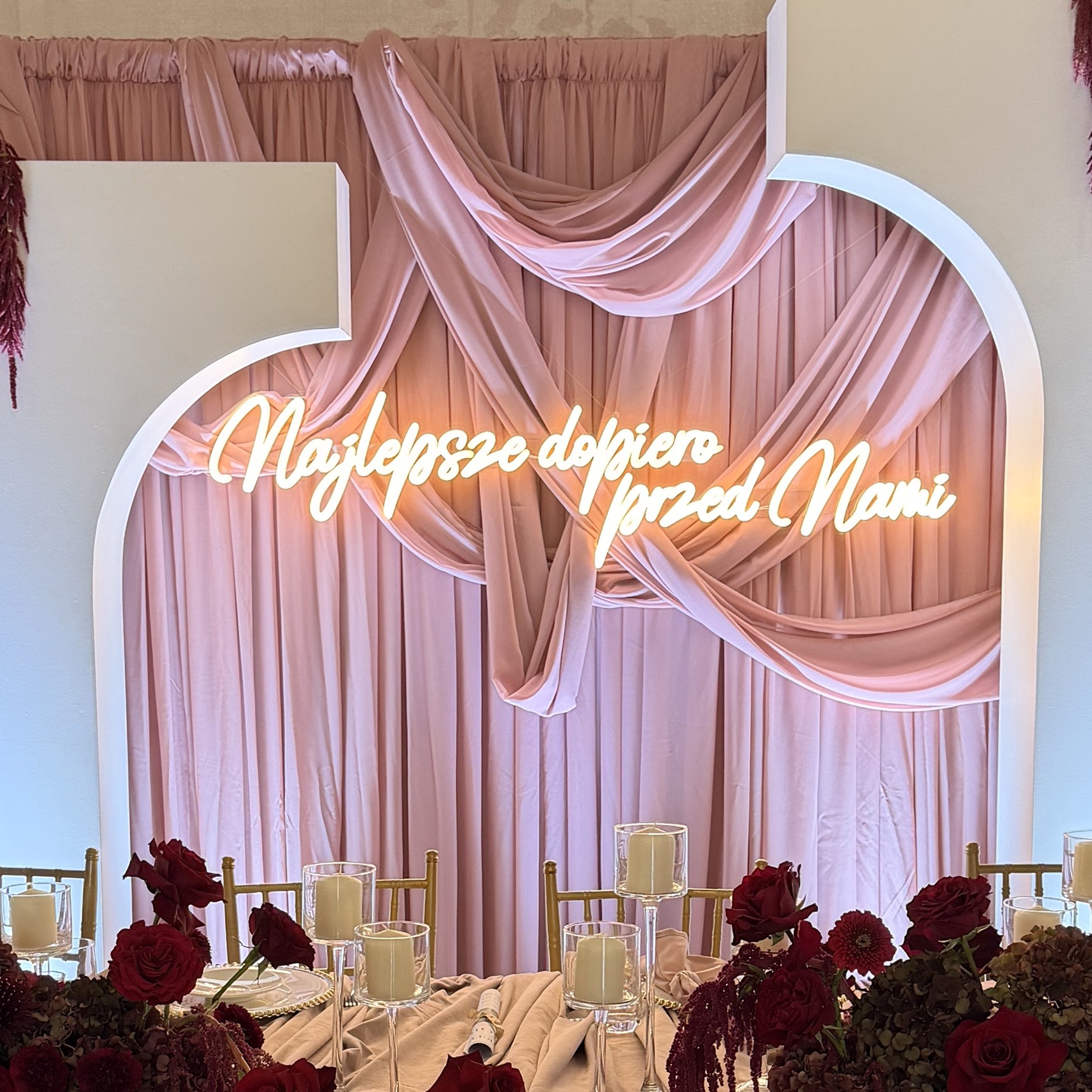 Neon LED o treści "Najlepsze dopiero przed nami" 2