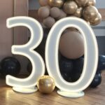 Neon LED o treści "30"