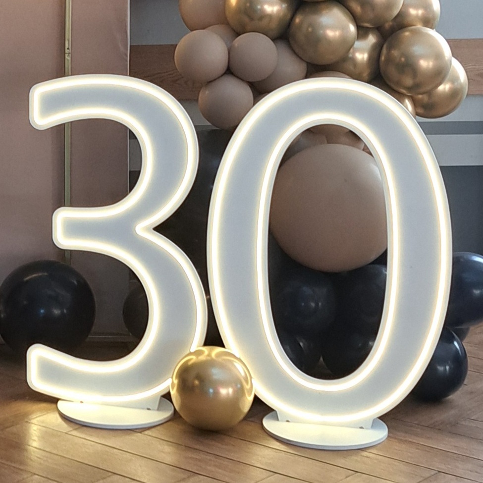 Neon LED o treści "30"