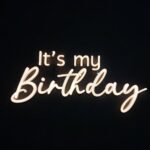 Neon LED o treści "It's my birthday"