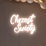 Neon LED o treści "Chrzest Święty"