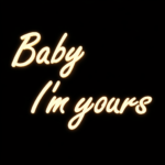 Neon LED o treści "Baby i'm yours"